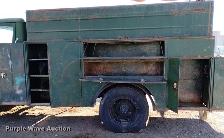 image for item DV6634 1983 International 1724 utility / service truck