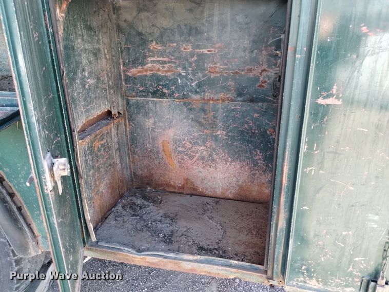 image for item DV6634 1983 International 1724 utility / service truck