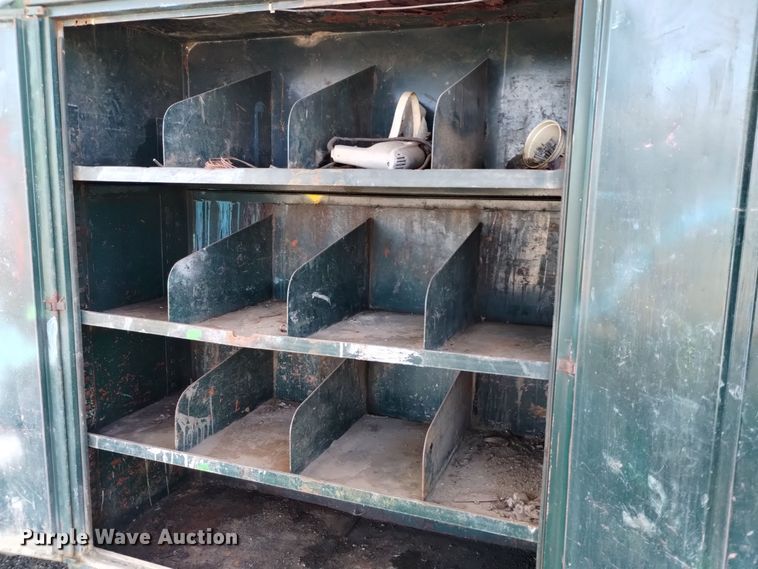 image for item DV6634 1983 International 1724 utility / service truck