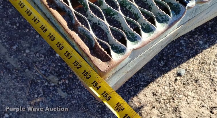 image for item DV6634 1983 International 1724 utility / service truck