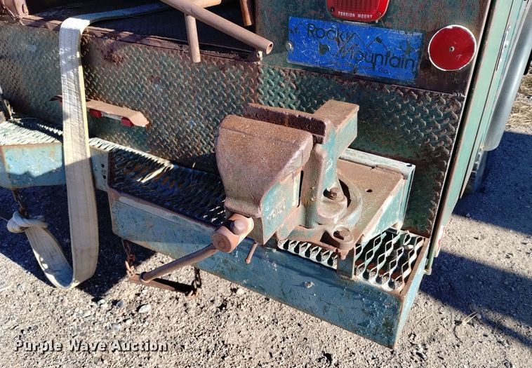 image for item DV6634 1983 International 1724 utility / service truck