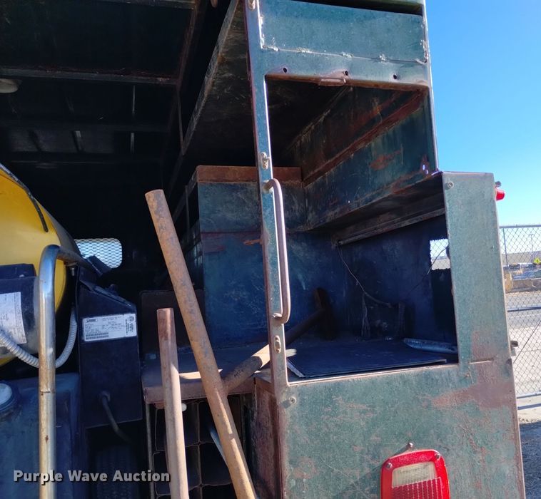 image for item DV6634 1983 International 1724 utility / service truck