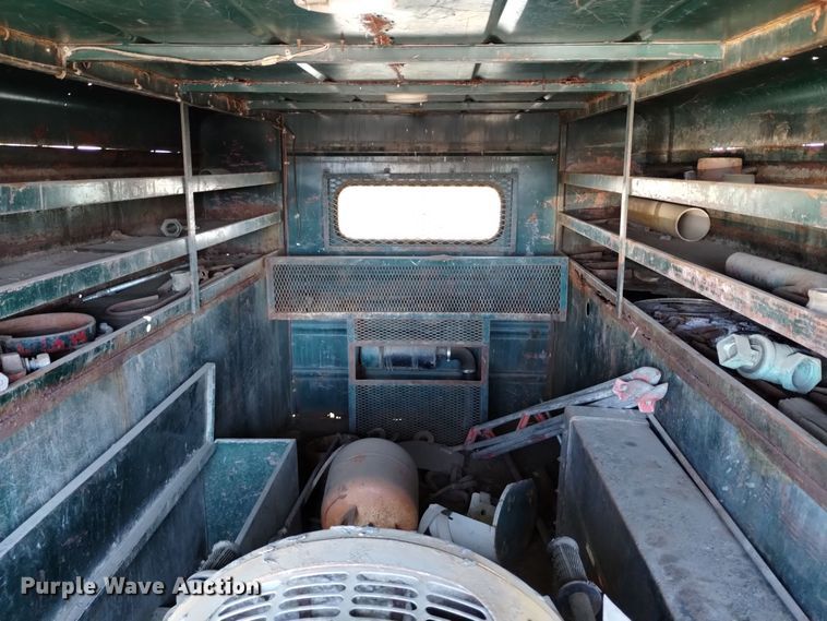 image for item DV6634 1983 International 1724 utility / service truck