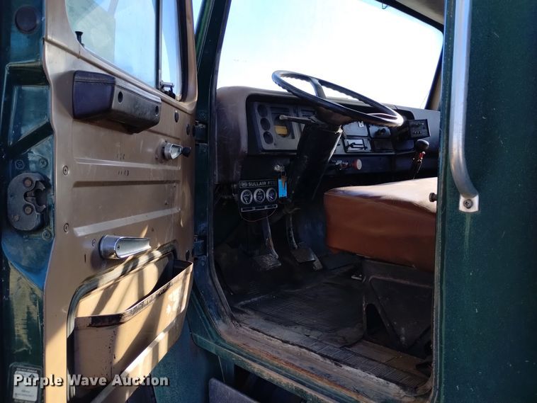 image for item DV6634 1983 International 1724 utility / service truck