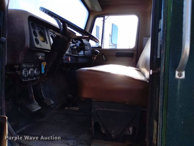 image for item DV6634 1983 International 1724 utility / service truck