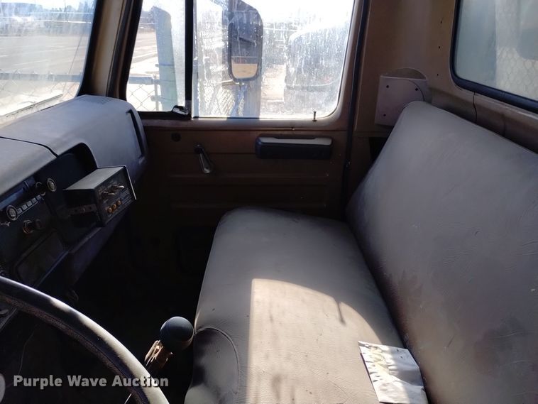 image for item DV6634 1983 International 1724 utility / service truck