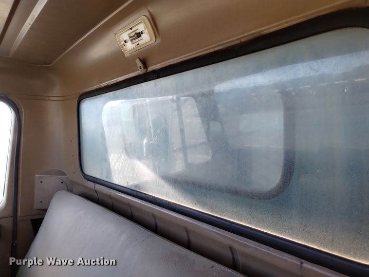 image for item DV6634 1983 International 1724 utility / service truck