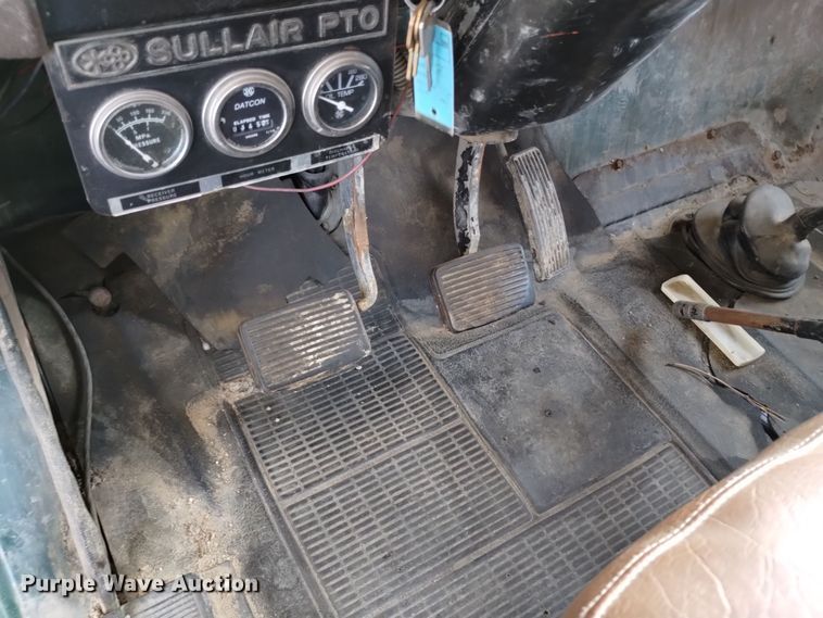 image for item DV6634 1983 International 1724 utility / service truck