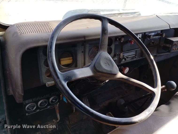 image for item DV6634 1983 International 1724 utility / service truck