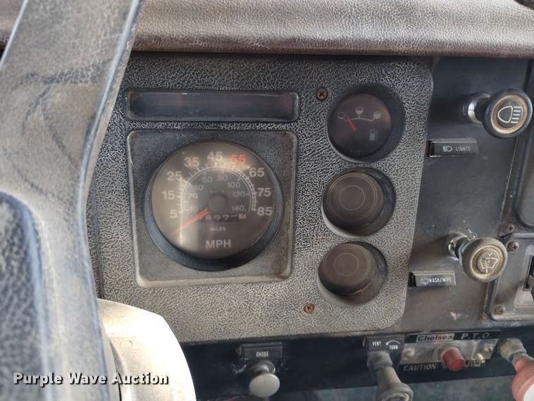 image for item DV6634 1983 International 1724 utility / service truck