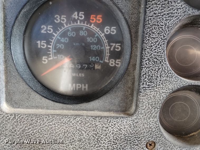 image for item DV6634 1983 International 1724 utility / service truck