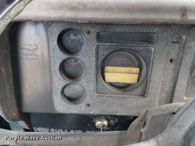 image for item DV6634 1983 International 1724 utility / service truck