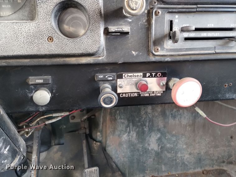 image for item DV6634 1983 International 1724 utility / service truck