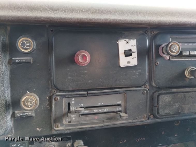 image for item DV6634 1983 International 1724 utility / service truck