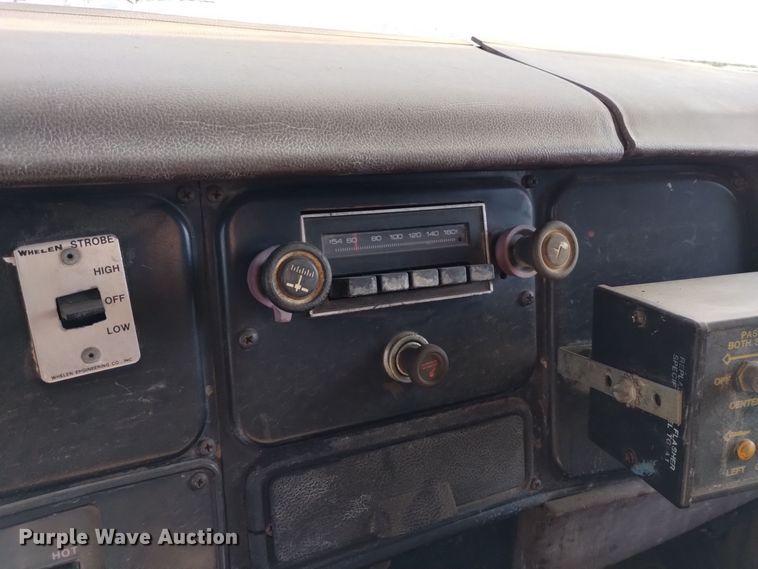 image for item DV6634 1983 International 1724 utility / service truck