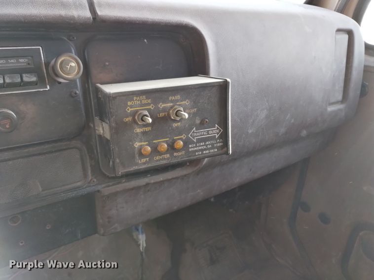 image for item DV6634 1983 International 1724 utility / service truck