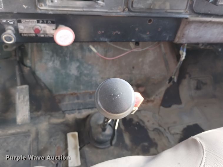 image for item DV6634 1983 International 1724 utility / service truck