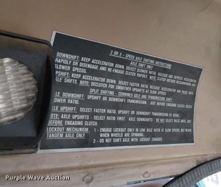 image for item DV6634 1983 International 1724 utility / service truck