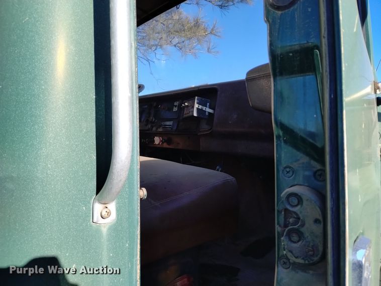 image for item DV6634 1983 International 1724 utility / service truck