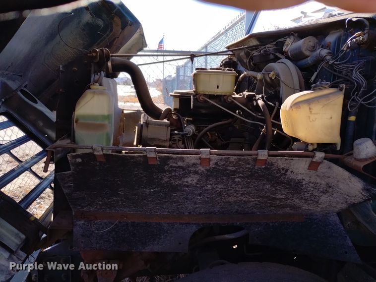 image for item DV6634 1983 International 1724 utility / service truck