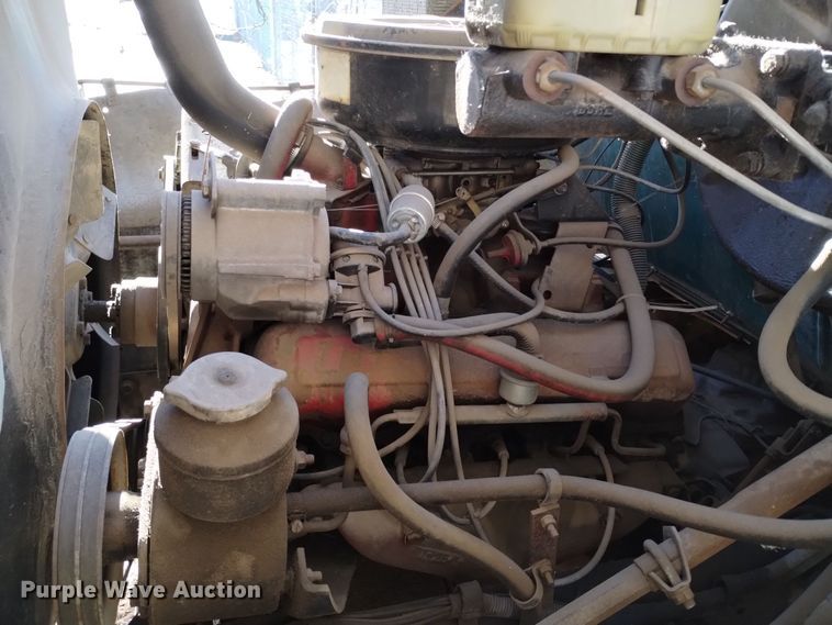 image for item DV6634 1983 International 1724 utility / service truck