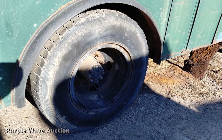 image for item DV6634 1983 International 1724 utility / service truck