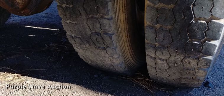 image for item DV6634 1983 International 1724 utility / service truck