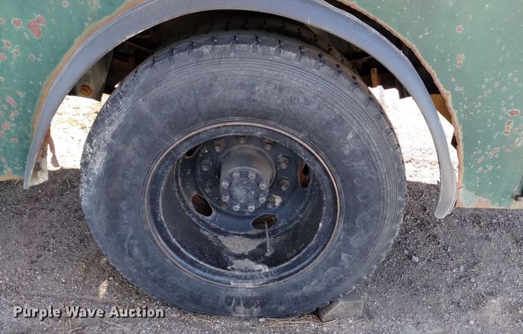 image for item DV6634 1983 International 1724 utility / service truck