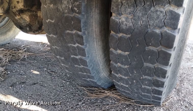 image for item DV6634 1983 International 1724 utility / service truck