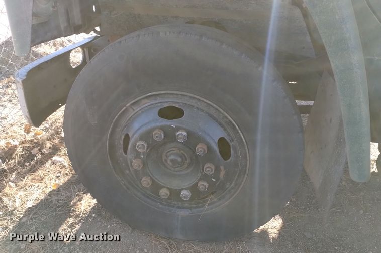 image for item DV6634 1983 International 1724 utility / service truck