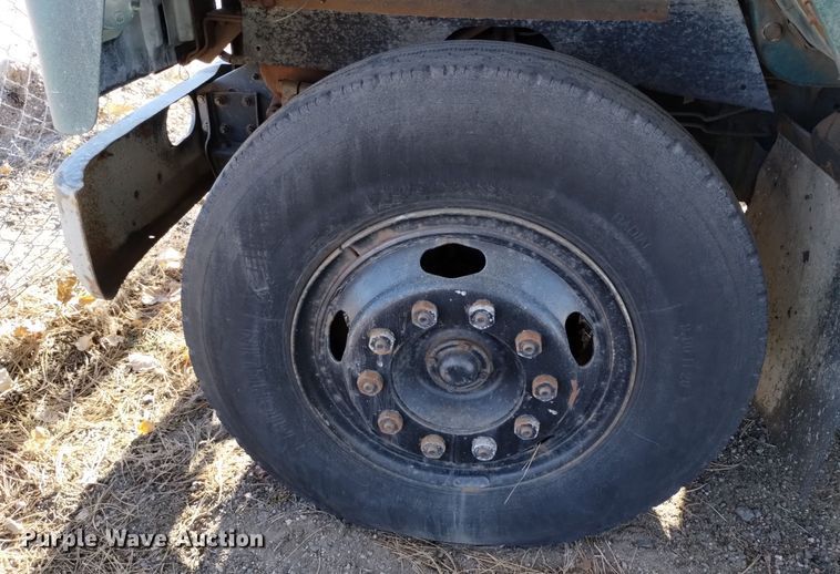 image for item DV6634 1983 International 1724 utility / service truck