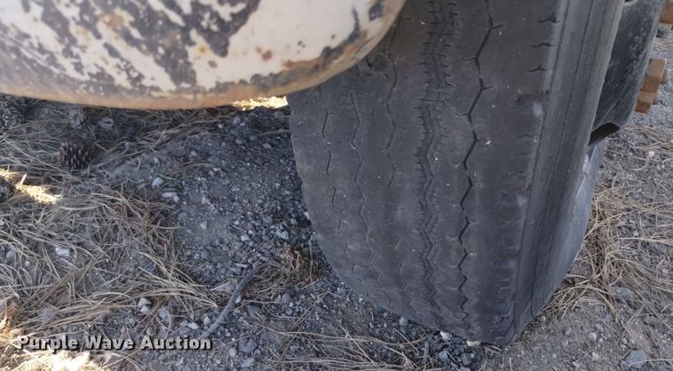 image for item DV6634 1983 International 1724 utility / service truck