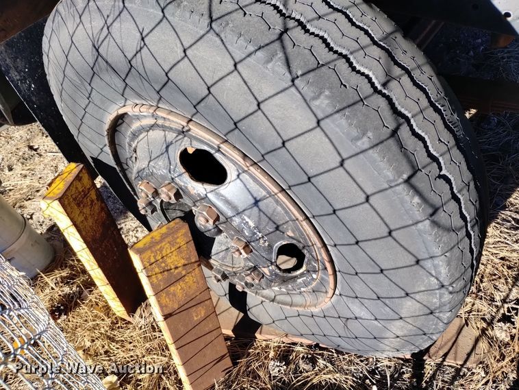 image for item DV6634 1983 International 1724 utility / service truck