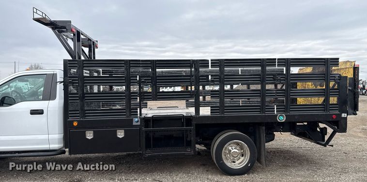 image for item EG2467 2017 Ford F550 flatbed truck