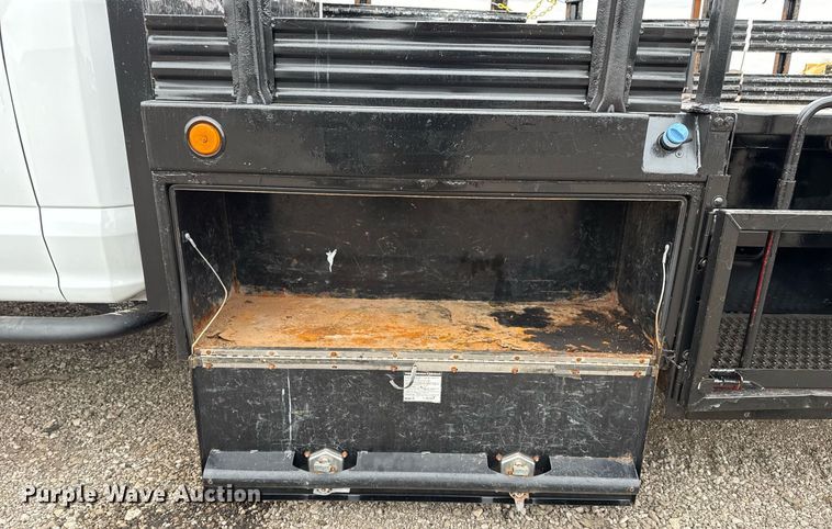 image for item EG2467 2017 Ford F550 flatbed truck