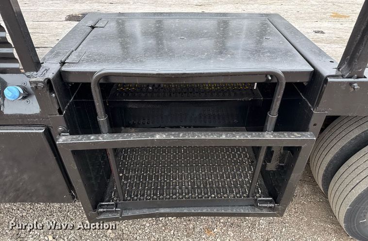 image for item EG2467 2017 Ford F550 flatbed truck