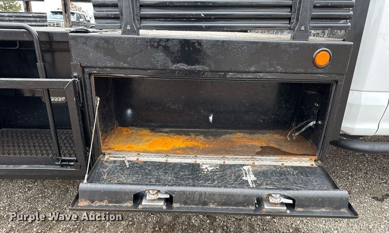 image for item EG2467 2017 Ford F550 flatbed truck