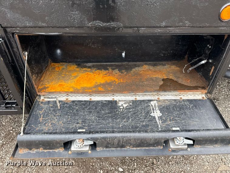 image for item EG2467 2017 Ford F550 flatbed truck