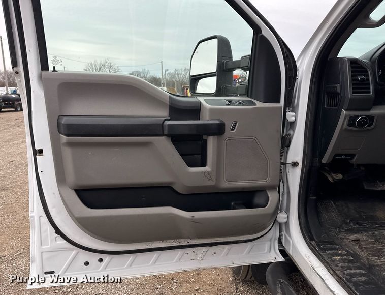 image for item EG2467 2017 Ford F550 flatbed truck