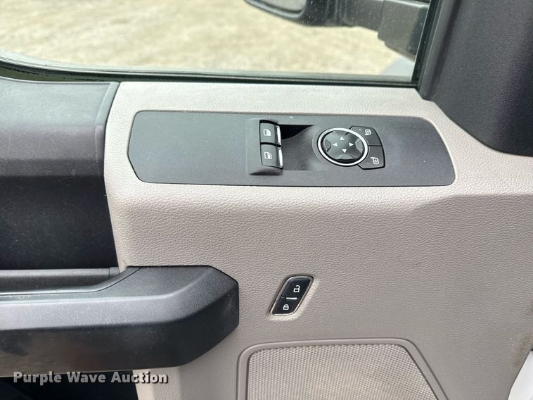 image for item EG2467 2017 Ford F550 flatbed truck