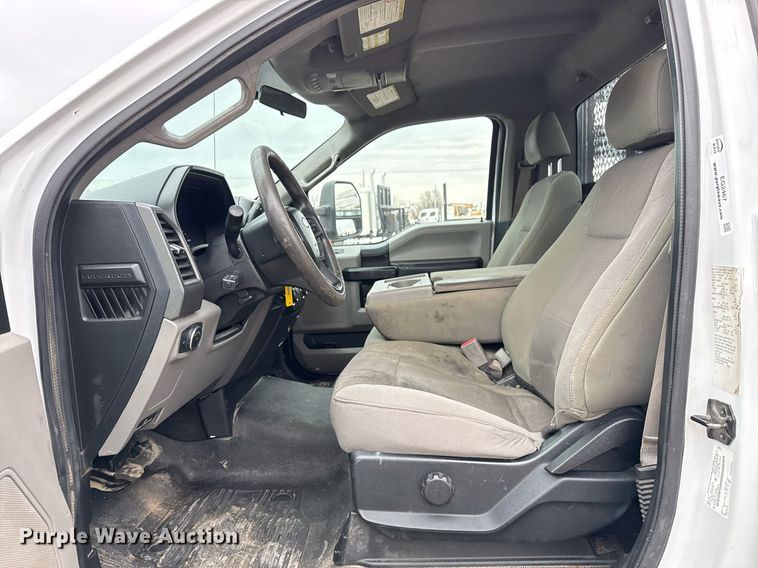 image for item EG2467 2017 Ford F550 flatbed truck