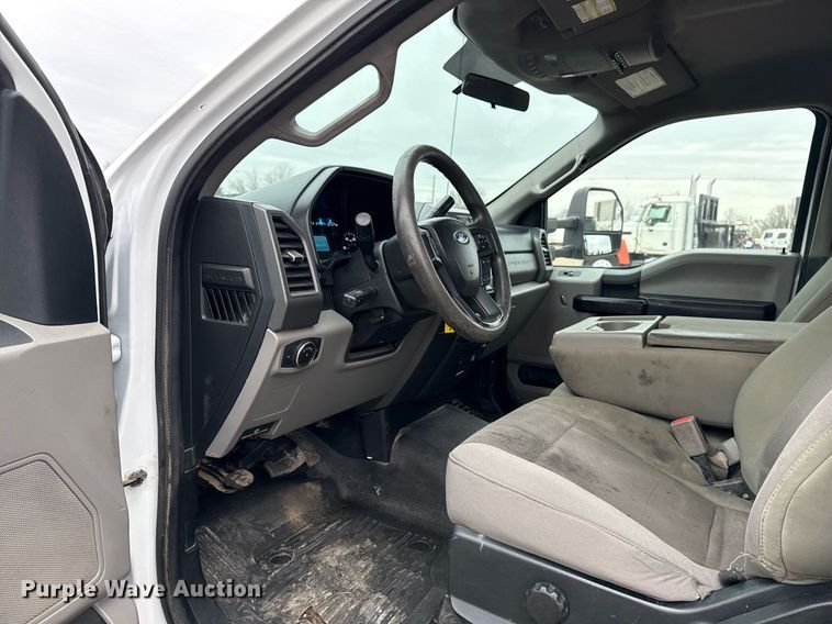 image for item EG2467 2017 Ford F550 flatbed truck