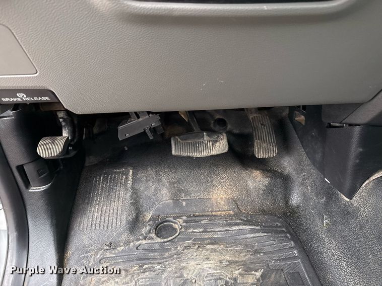 image for item EG2467 2017 Ford F550 flatbed truck