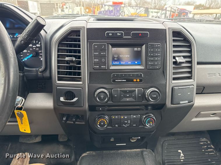 image for item EG2467 2017 Ford F550 flatbed truck