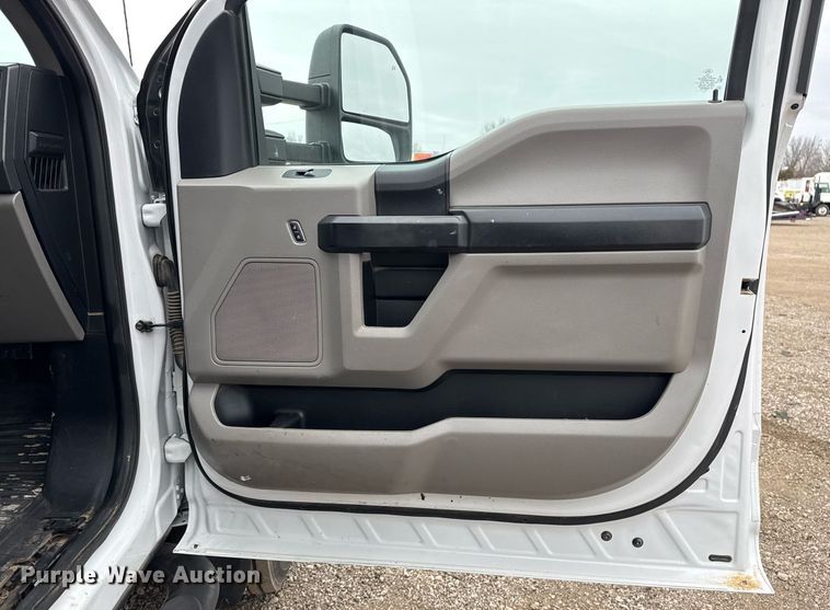 image for item EG2467 2017 Ford F550 flatbed truck