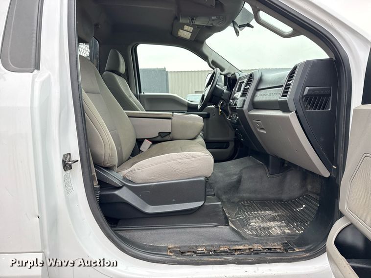 image for item EG2467 2017 Ford F550 flatbed truck