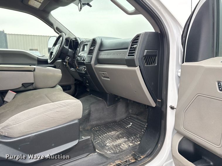 image for item EG2467 2017 Ford F550 flatbed truck