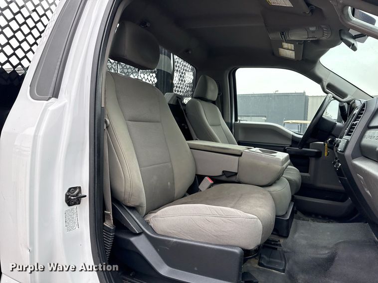 image for item EG2467 2017 Ford F550 flatbed truck