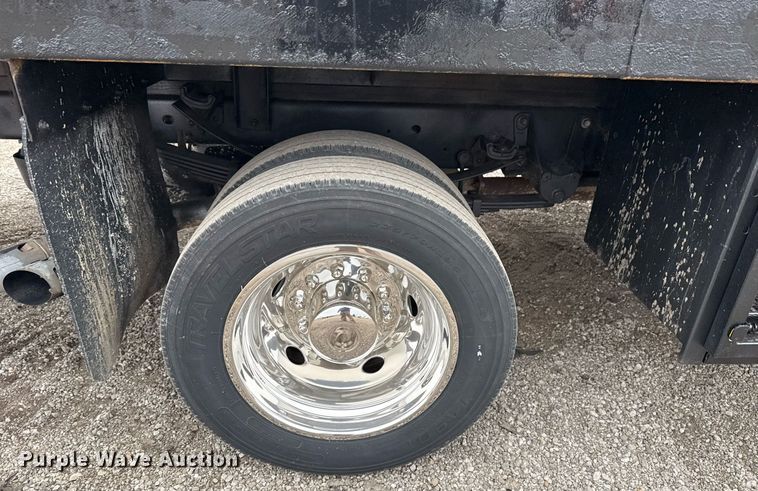 image for item EG2467 2017 Ford F550 flatbed truck