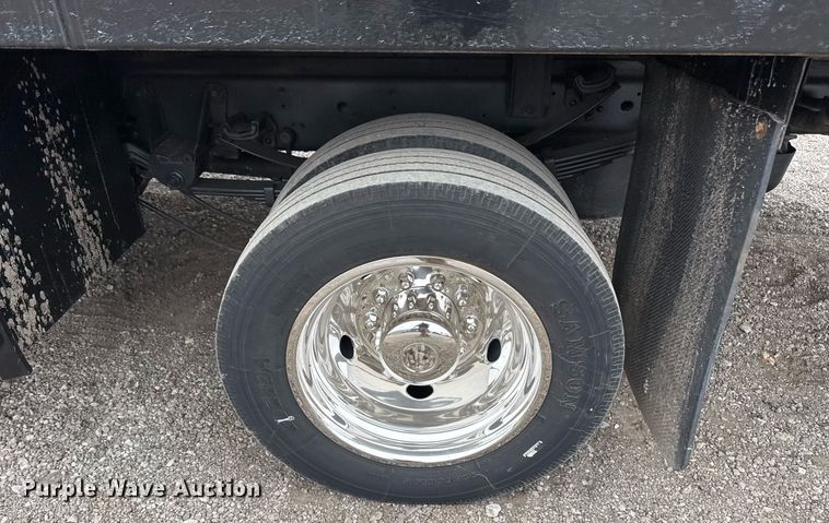 image for item EG2467 2017 Ford F550 flatbed truck